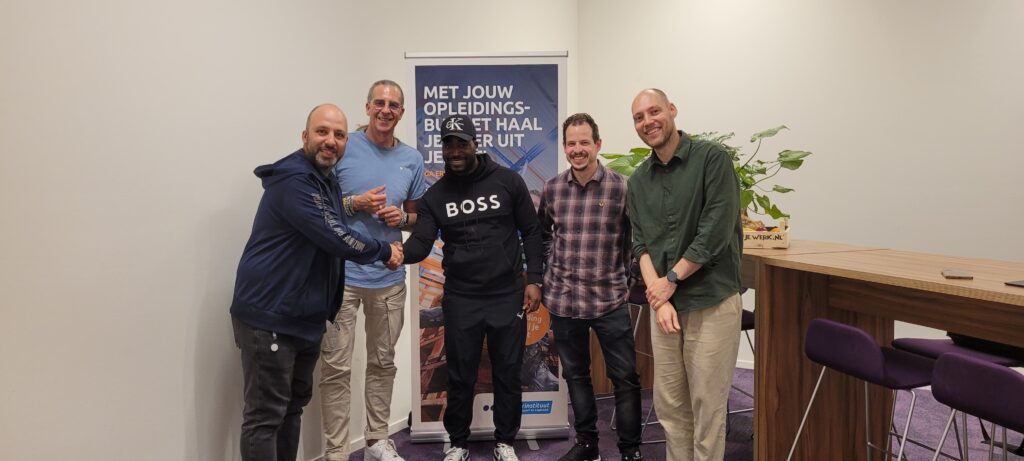 Medewerker in gesprek met loopbaancoach bij Cornelissen